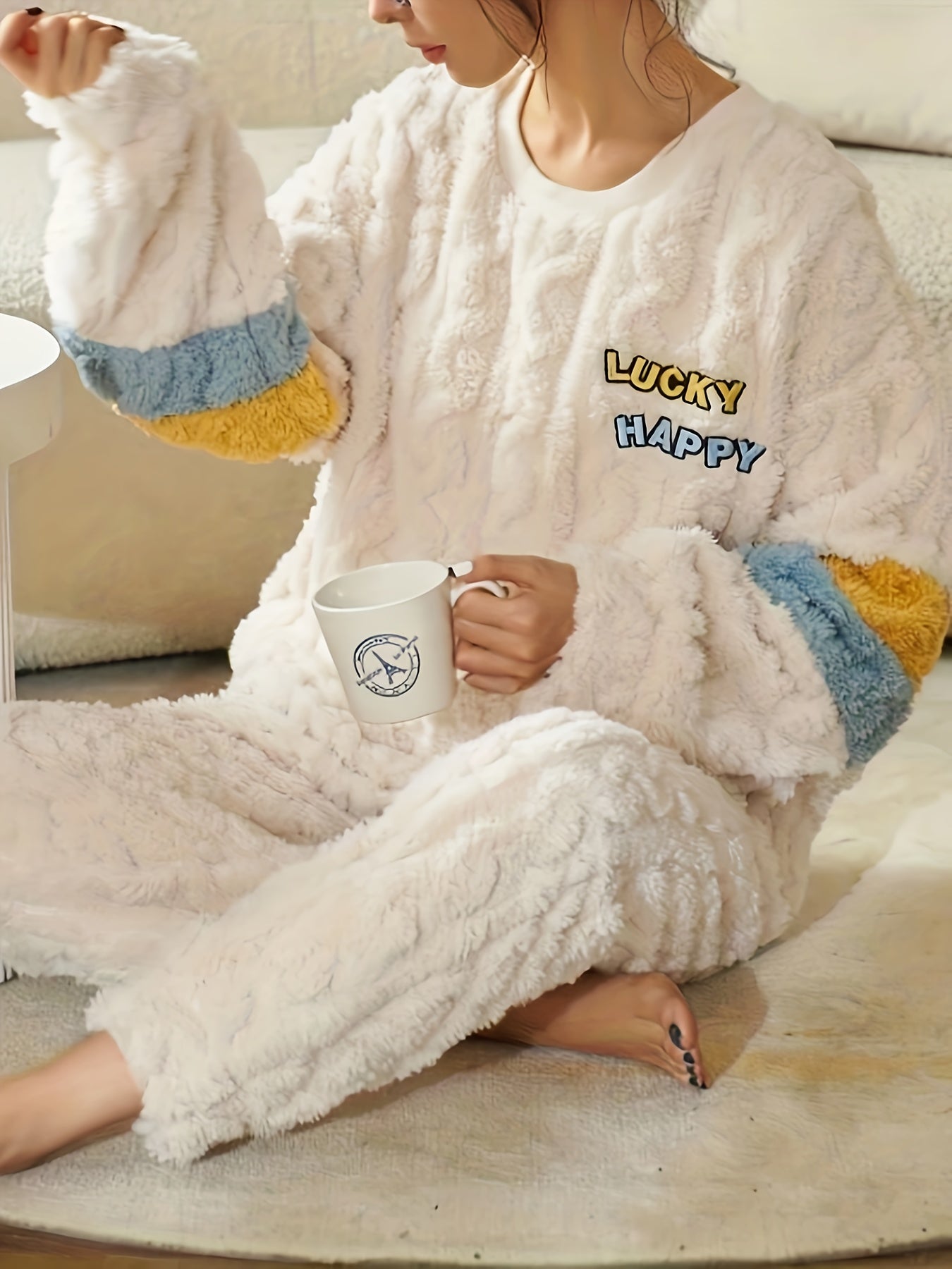 SnuggleSpell: Conjunto de pijama de felpa, con top de manga larga para momentos de relax y comodidad en casa.